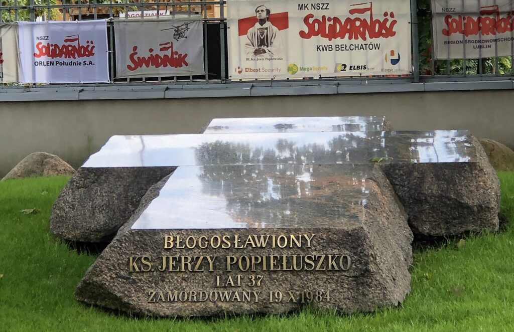 Grób przy Kościele pw. św. Stanisława Kostki w Warszawie, gdzie spoczywa bł. ks. Jerzy Popiełuszko.