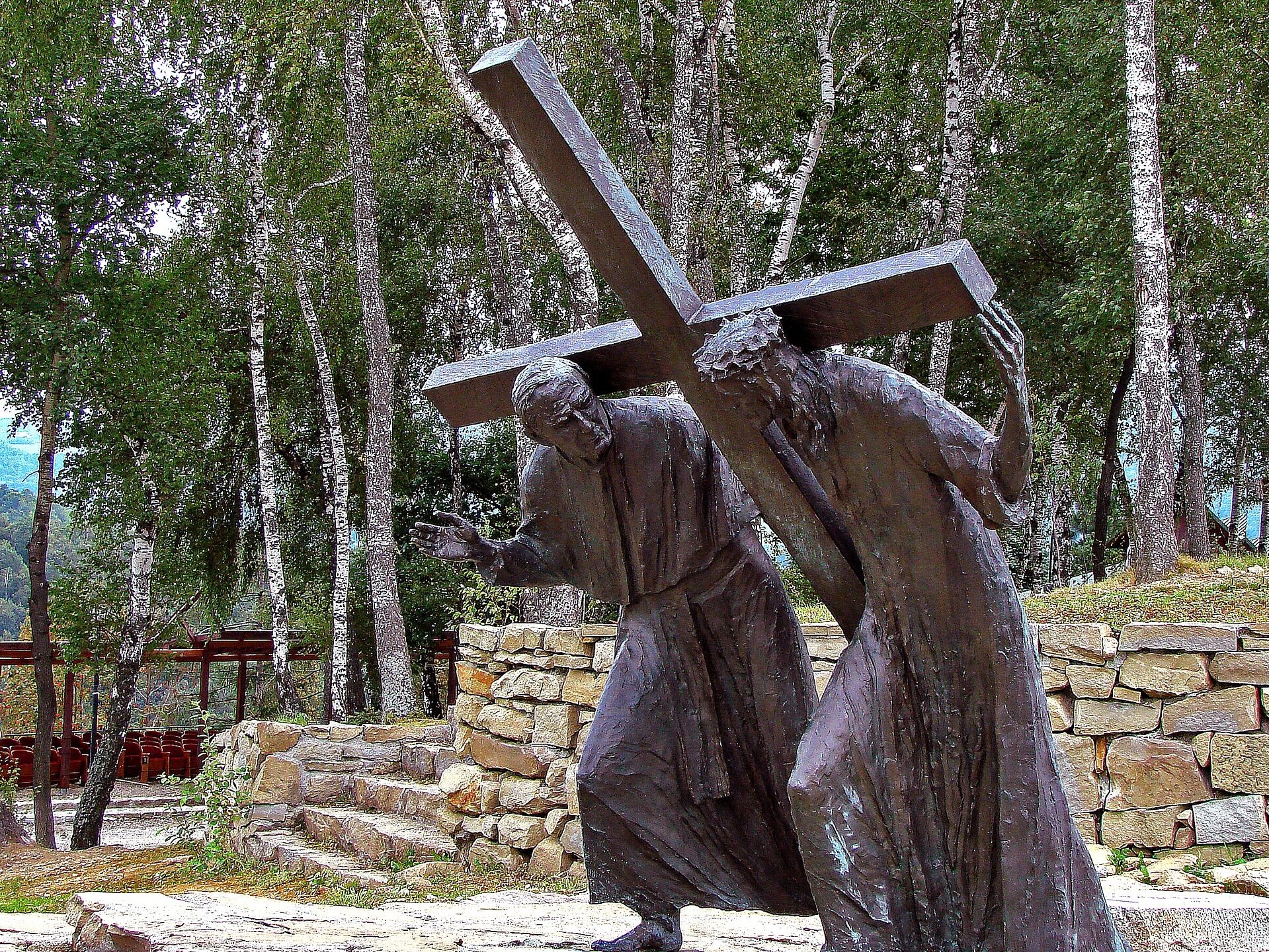 Jan Paweł II pomaga nieść krzyż Jezusowi.