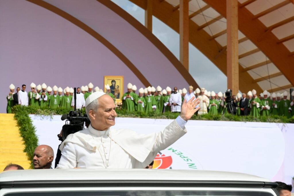 Papież Leon XIV podczas Eucharystii kończącej Jubileusz Młodych w Rzymie