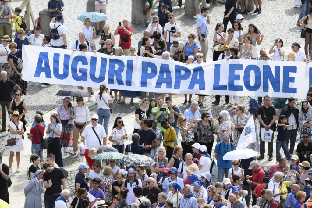 Baner z życzeniami urodzinowymi dla Papieża Leona XIV na Placu św. Piotra
