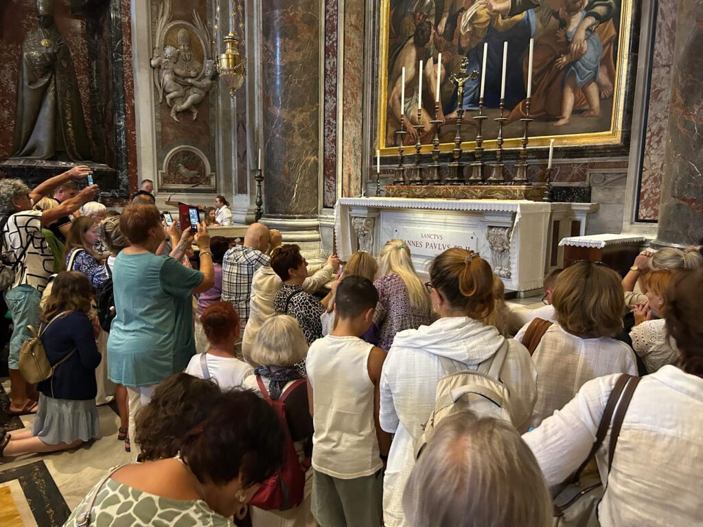 Modlitwa przy grobie św. Jana Pawła II w Bazylice Świętego Piotra